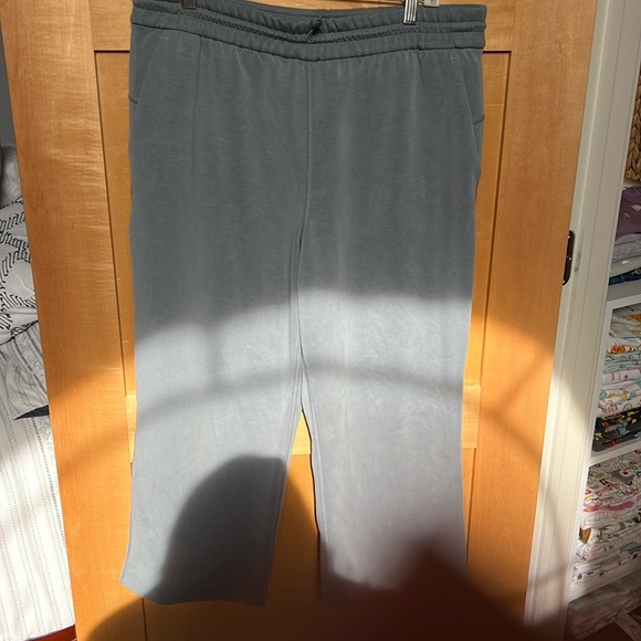 Lululemon Crops - Picture 1 of 3